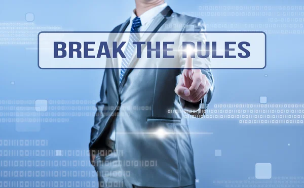 Hombre de negocios toma de decisiones sobre romper las reglas —  Fotos de Stock