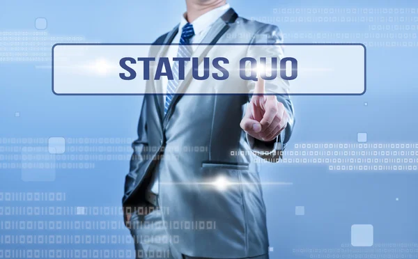 Homem de negócios que toma a decisão sobre o status quo — Fotografia de Stock