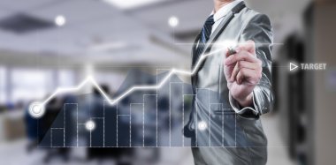 Dijital tablo üzerinde çalışan işadamı, iş stratejisi kavramı