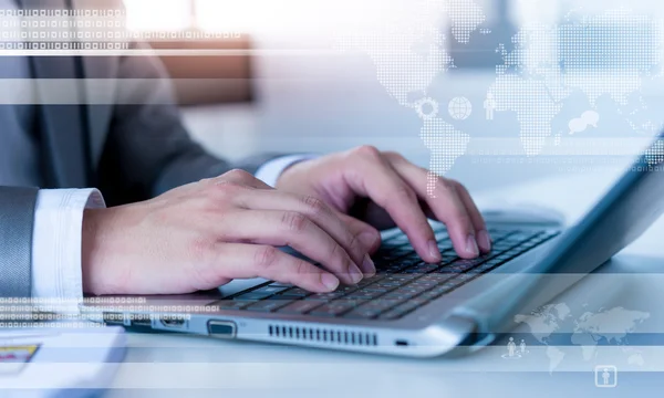 Närbild på affärsman att skriva på laptop conputer med avance — Stockfoto