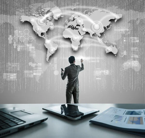 Üzletember működő digitális virtuális képernyőn, globalizáció — Stock Fotó