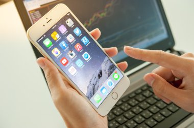 06 Kasım 2014 - Bangkok: iphone6 kullanan adam el