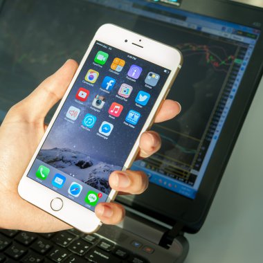 06 Kasım 2014 - Bangkok: iphone6 kullanan adam el