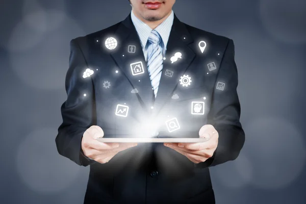 Affärsman anläggning tablett med ikonen, strategi affärsidé — Stockfoto