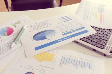 Çalışma masası, dizüstü bilgisayar ile businesman raporu