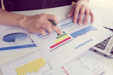 Çalışma masası, dizüstü bilgisayar ile businesman raporu