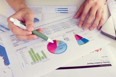 Çalışma masası, dizüstü bilgisayar ile businesman raporu