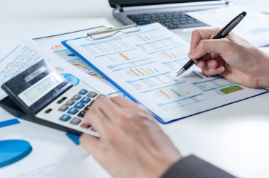 İşadamı hesap makinesi kullanarak analiz raporu