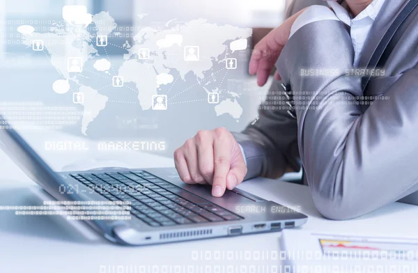 Close up de homem de negócios digitando no computador portátil com technolo — Fotografia de Stock