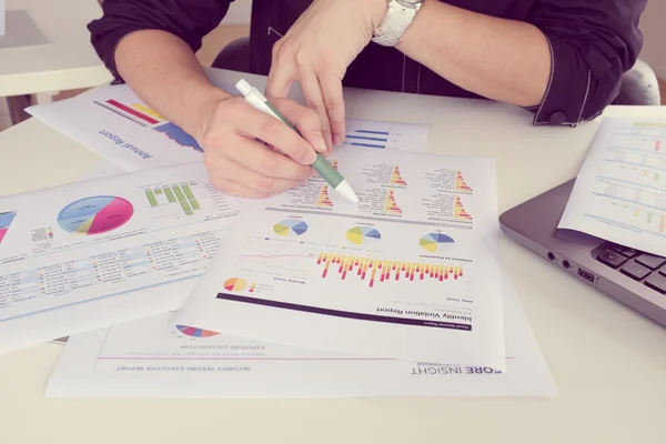 Verslag over Bureau van businesman met laptop — Stockfoto