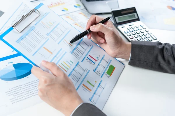 Businessman analyzing report — Stock Photo, Image