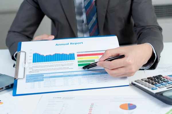 Empresário mostrar relatório anual, conceito de desempenho empresarial — Fotografia de Stock