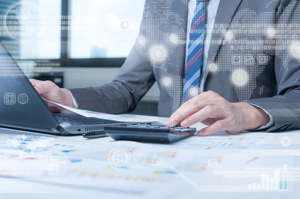 Geschäftsmann, der vor technologischem Hintergrund am Computer arbeitet — Stockfoto