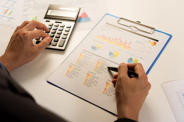 Empresario analizando informe, concepto de desempeño empresarial — Foto de Stock