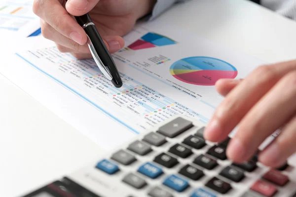 Geschäftsmann zeigen Analyse Bericht, Business Performance Konzept — Stockfoto