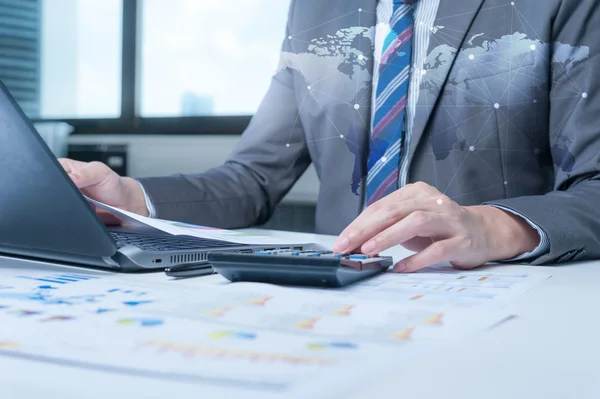 Geschäftsmann, der vor technologischem Hintergrund am Computer arbeitet — Stockfoto