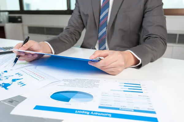 Businessman show analyzing report, business performance concept — Stock Photo, Image