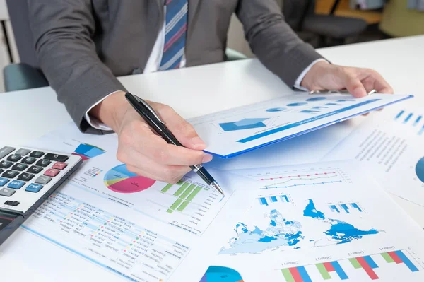 Geschäftsmann zeigen Analyse Bericht, Business Performance Konzept — Stockfoto