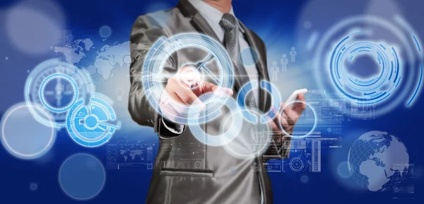 Geschäftsmann im blaugrauen Anzug arbeitet mit digitalem virtuellen Bildschirm — Stockfoto