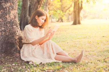 Elektronik park, vintage tarzı defterinde oynayan güzel kız