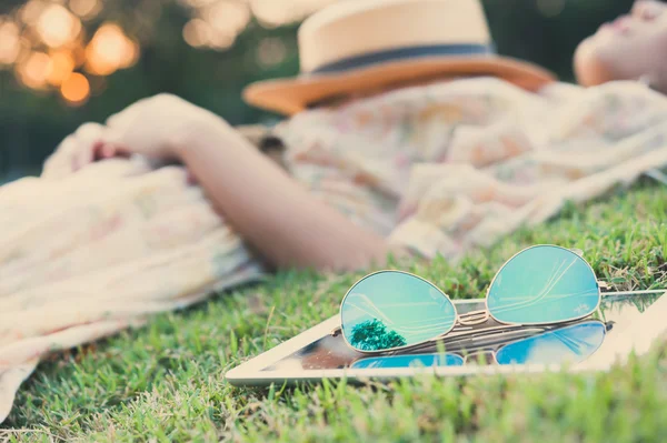 Fasion vardır güneş gözlüğü ile arka planda vint uyuyan genç kadın — Stok fotoğraf