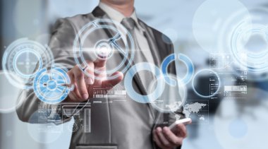 iş adamı mavi gri takım elbise kullanarak dijital kalem di ile çalışma