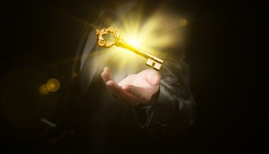 iş adamı tutun bir altın parlayan anahtar, iş kavramı