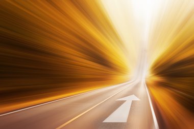 Kavramsal görüntü asfalt yol ve çift yön oku