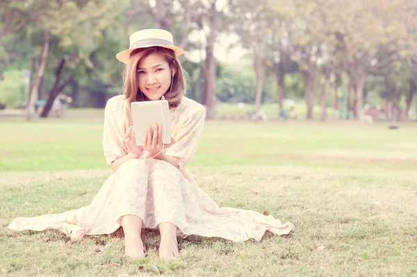 Vintage Girl sit in park listen music via small talk — Stock Photo, Image