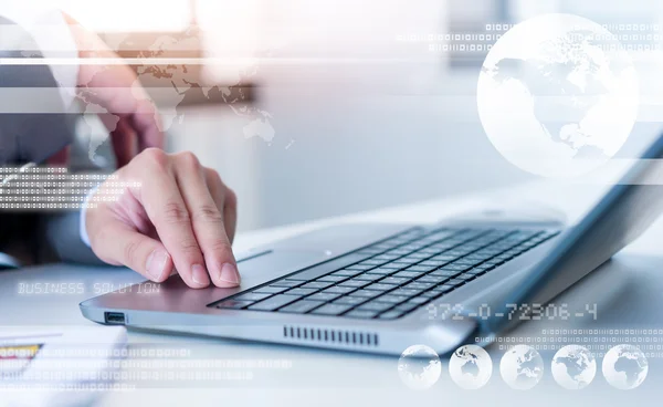 Affärsman händer på laptop med teknik lagereffekten, affä — Stockfoto