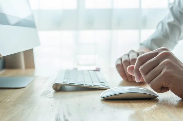 Hombre que utiliza la computadora de escritorio PC, concepto de oficina móvil — Foto de Stock