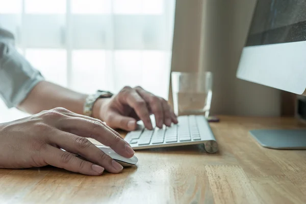 Man met desktop-pc computer, mobiel kantoor concept — Stockfoto