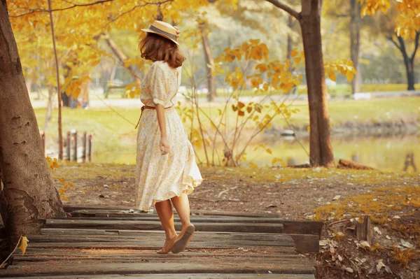 Beautiful young woman walk in park — Stock Photo, Image