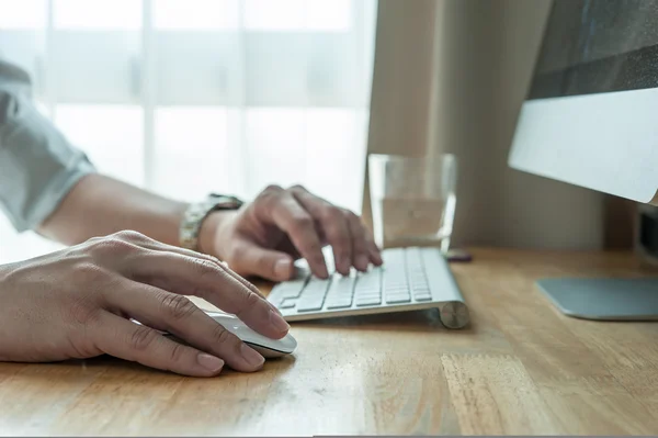 Man met desktop-pc computer, mobiel kantoor concept — Stockfoto