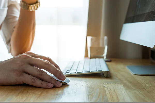 Hombre que utiliza la computadora de escritorio PC, concepto de oficina móvil — Foto de Stock