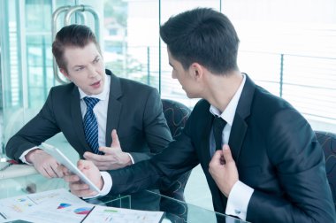 İki işadamı toplantıda tablet kullanma