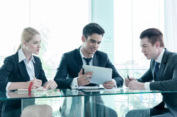 Geschäftspartner diskutieren bei Treffen über Dokumente und Ideen — Stockfoto