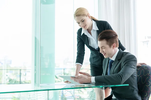 Businessman and woman discussing in office — Stock Photo, Image