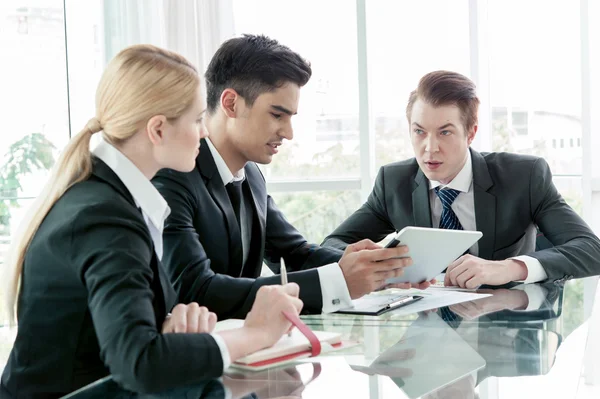 Affärspartners diskuterar dokument och idéer vid mötet — Stockfoto