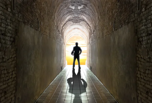 Uomo d'affari in piedi al tunnel, concetto di strategia aziendale — Foto Stock