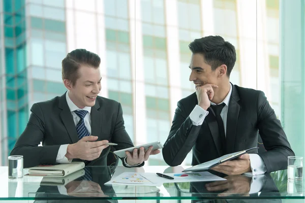 Dos hombres de negocios usando tableta en la reunión — Foto de Stock