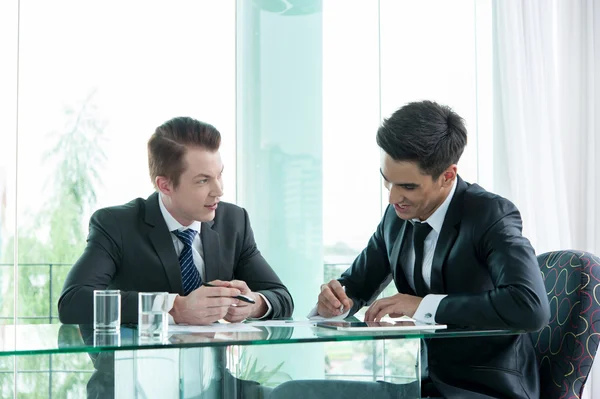 Geschäftspartner diskutieren bei Treffen über Dokumente und Ideen — Stockfoto