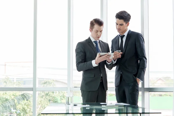 Affärspartners diskuterar dokument och idéer i office — Stockfoto