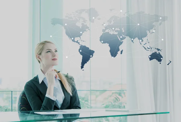 Nachdenkliche Geschäftsfrau im Amt, Globalisierung der Wirtschaft — Stockfoto