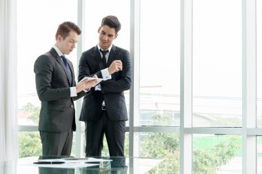 İş ortakları toplantıda belge ve fikirleri tartışıyor