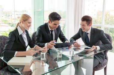 İş ortakları toplantıda belge ve fikirleri tartışıyor