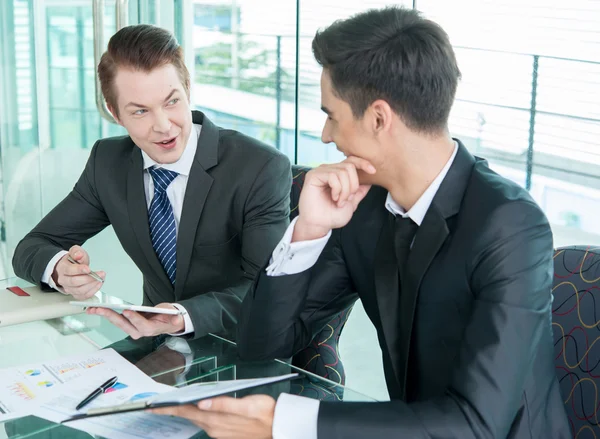 Geschäftspartner diskutieren bei Treffen über Dokumente und Ideen — Stockfoto