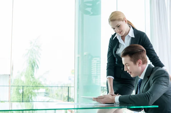 Uomo d'affari e donna discutono in ufficio — Foto Stock