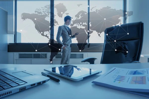Bureau van zakenman met laptop, globalisering business con — Stockfoto