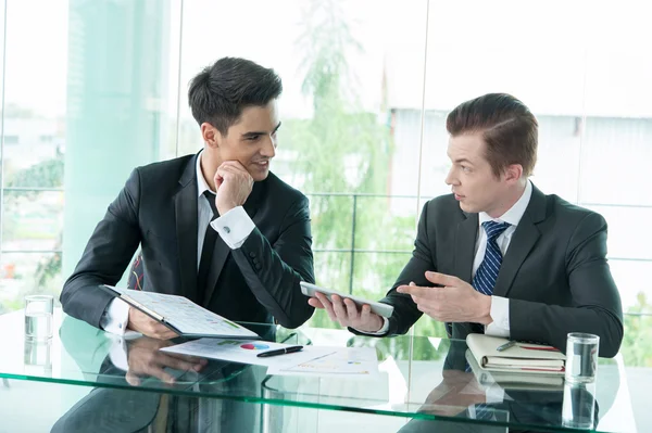 Geschäftspartner diskutieren bei Treffen über Dokumente und Ideen — Stockfoto